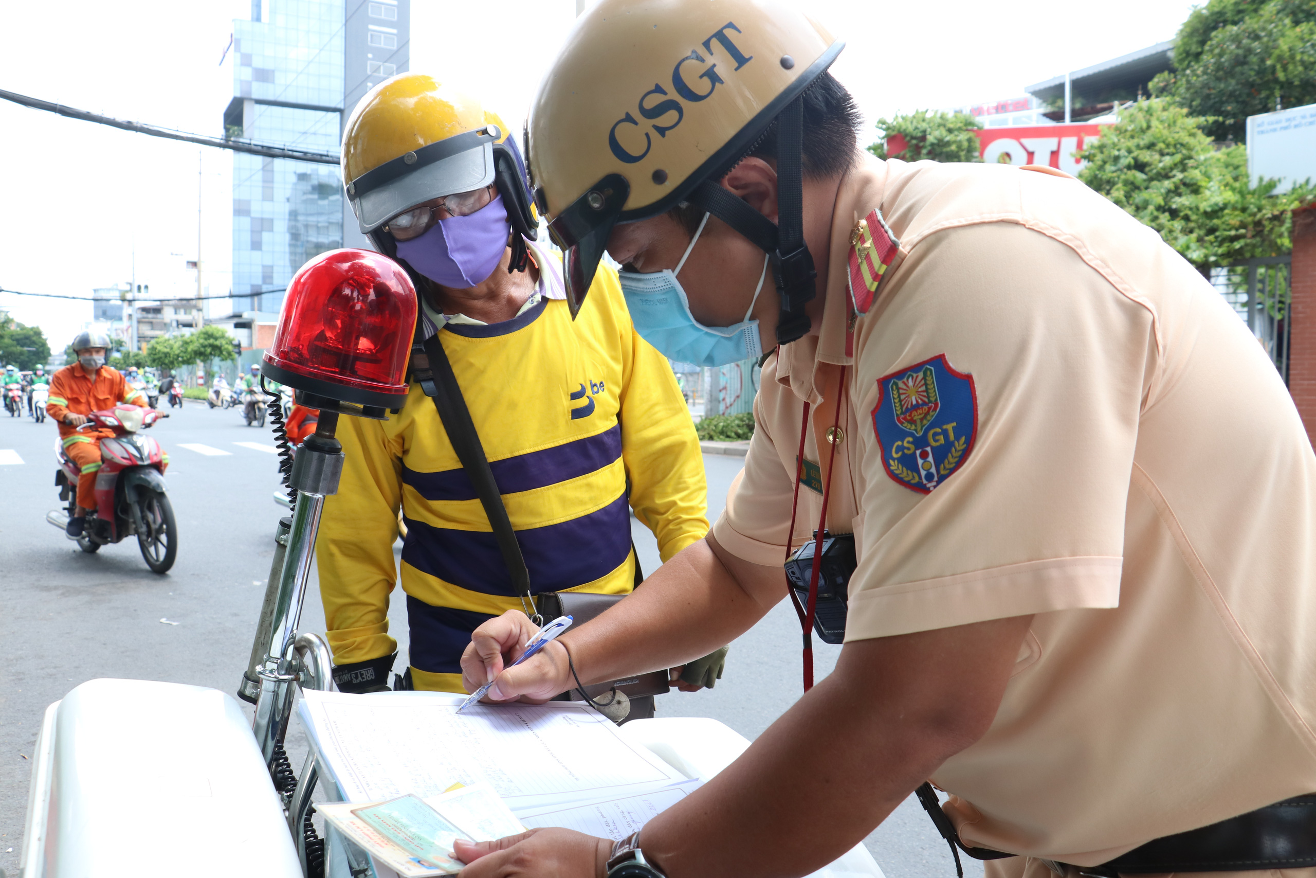 CSGT - (traffic police) Những chiến sĩ giao thông luôn là những người dũng cảm, sẵn sàng hy sinh để bảo vệ an toàn cho người tham gia giao thông. Họ là những người trực tiếp giải quyết vấn đề, những người góp phần quan trọng trong sự ổn định của đất nước. Hãy xem bức ảnh này để tôn vinh công lao của các chiến sĩ giao thông.