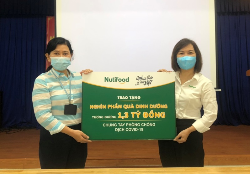 Nutifood và Ông Bầu trao tặng sản phẩm dinh dưỡng trị giá 1,3 tỉ đồng cho CBNV ngành y tế TP HCM - Ảnh 1.