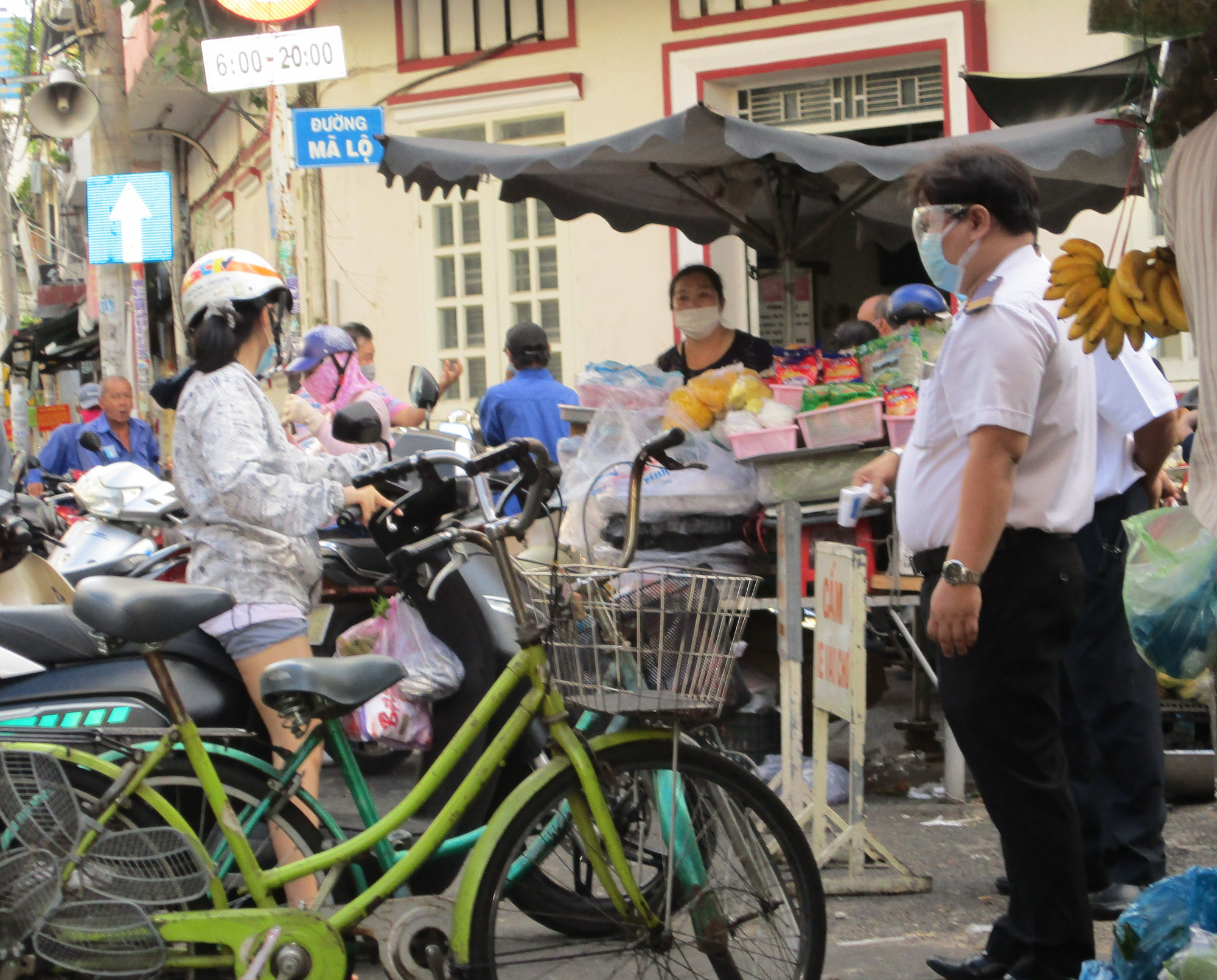 TP HCM ngày đầu cấm chợ tự phát, giao thông công cộng - Ảnh 9.