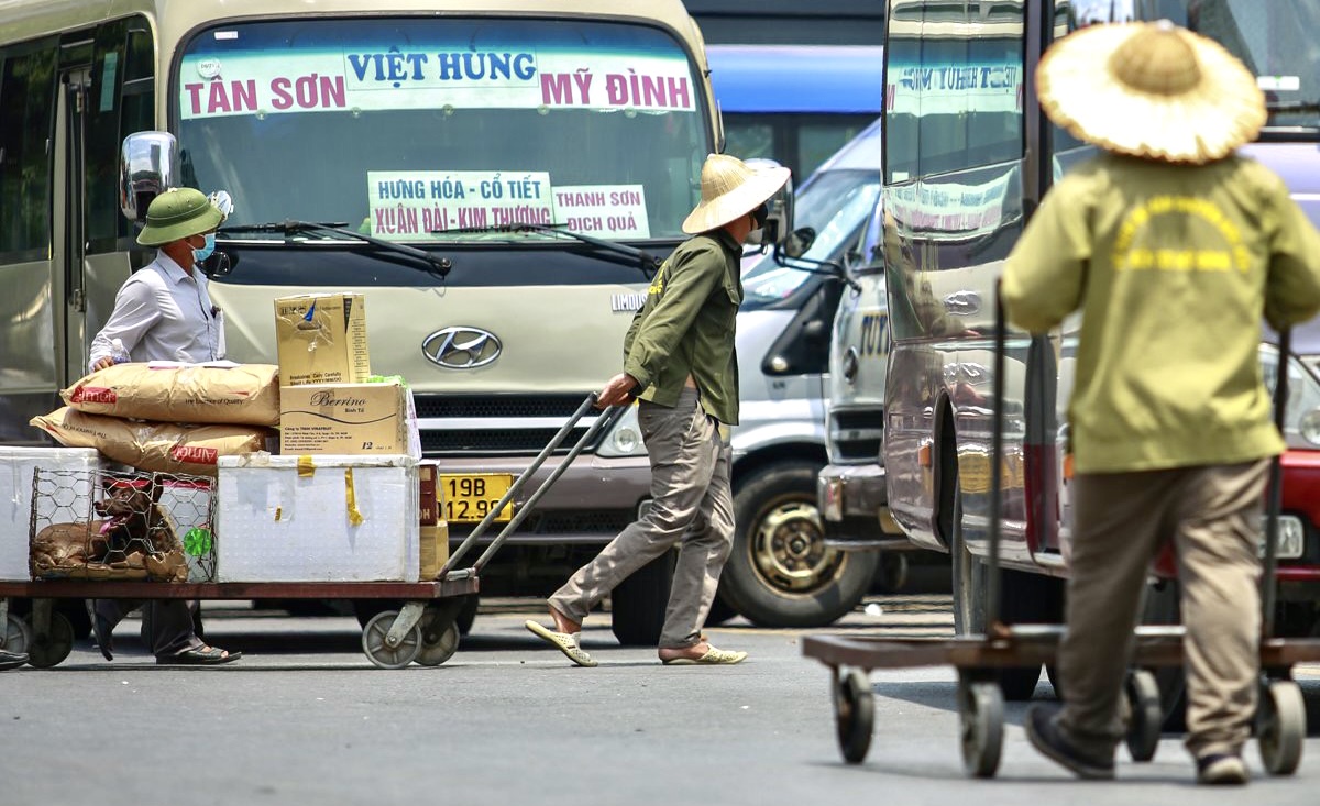 Người lao động mưu sinh ở bến xe Mỹ Đình mướt mồ hôi trong đợt nắng đỉnh điểm - Ảnh 5.