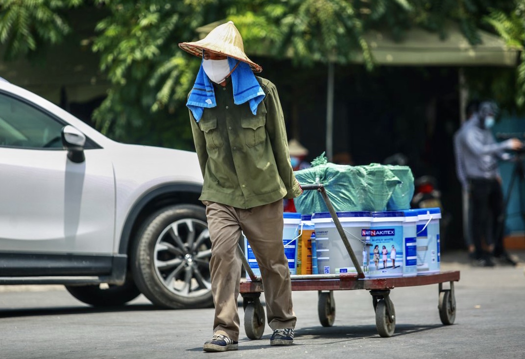 Người lao động mưu sinh ở bến xe Mỹ Đình mướt mồ hôi trong đợt nắng đỉnh điểm - Ảnh 9.