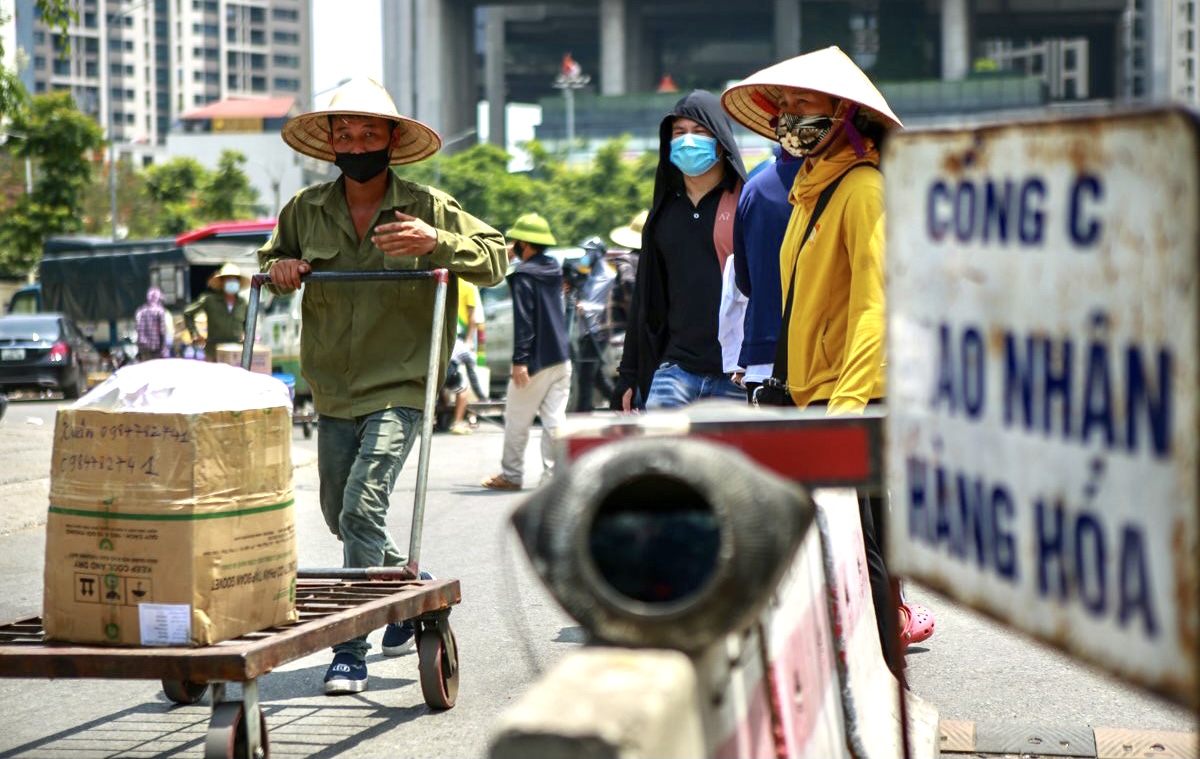 Người lao động mưu sinh ở bến xe Mỹ Đình mướt mồ hôi trong đợt nắng đỉnh điểm - Ảnh 4.