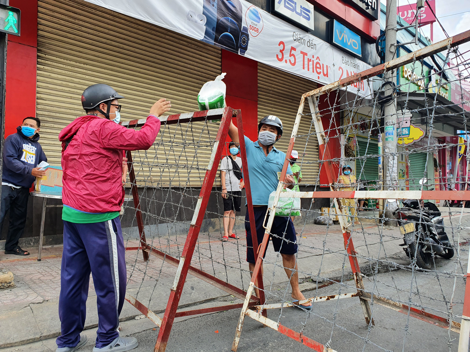 Chương trình Thực phẩm miễn phí cùng cả nước chống dịch” hỗ trợ điểm nóng bị phong tỏa - Ảnh 2.