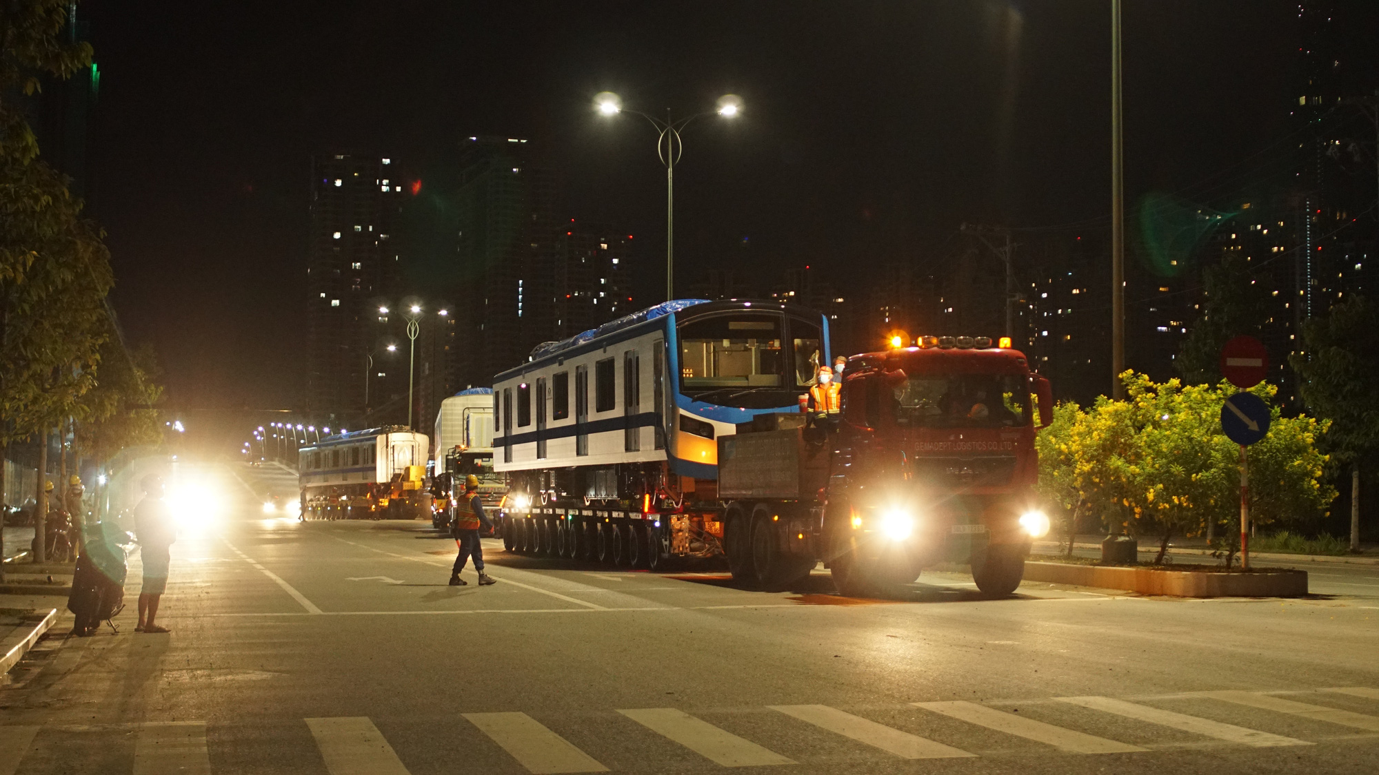 Cận cảnh đoàn tàu số 4 của metro số 1 đưa về depot Long Bình, TP Thủ Đức - Ảnh 12.