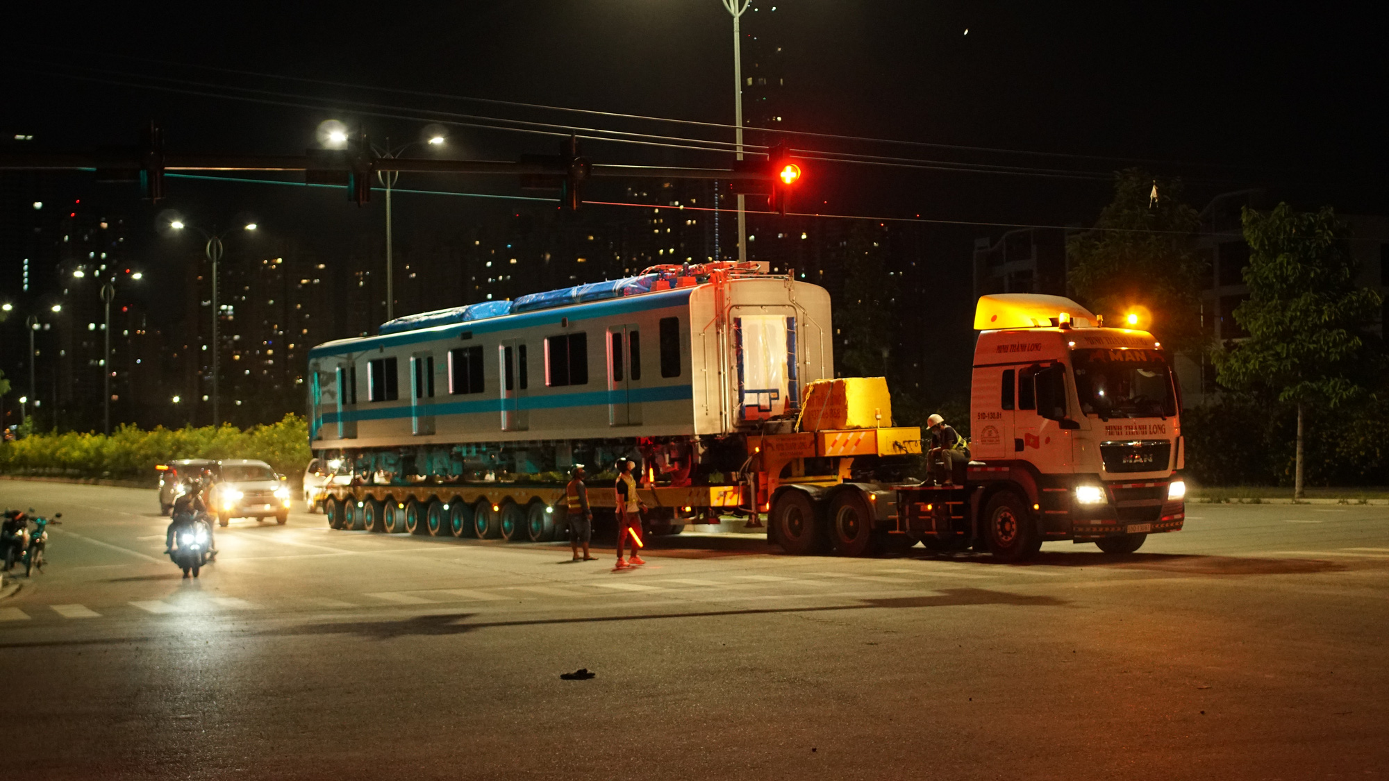 Cận cảnh đoàn tàu số 4 của metro số 1 đưa về depot Long Bình, TP Thủ Đức - Ảnh 13.