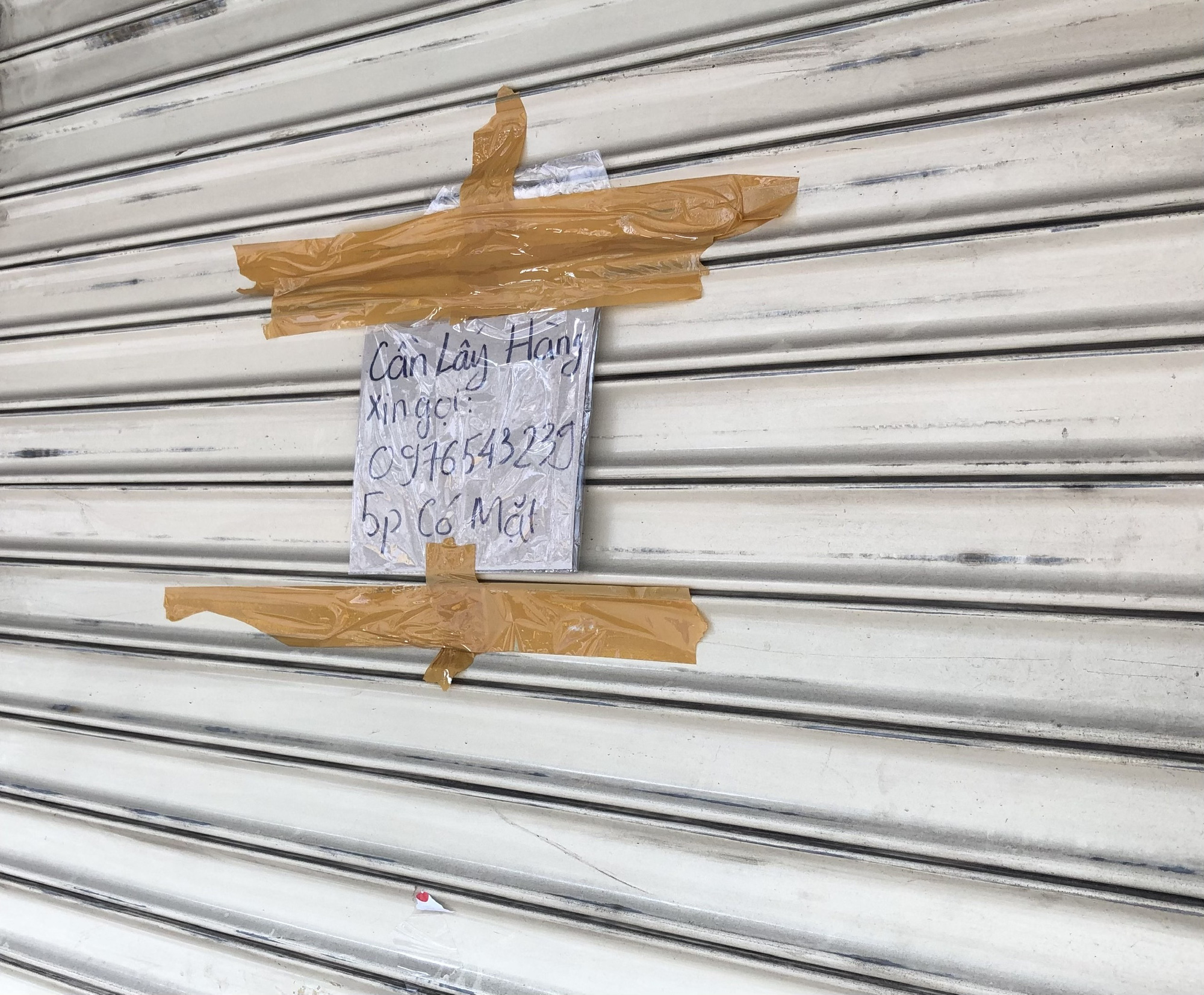 TP HCM: Các sạp chợ bán giày dép, quần áo... đồng loạt đóng cửa để chống dịch - Ảnh 5.