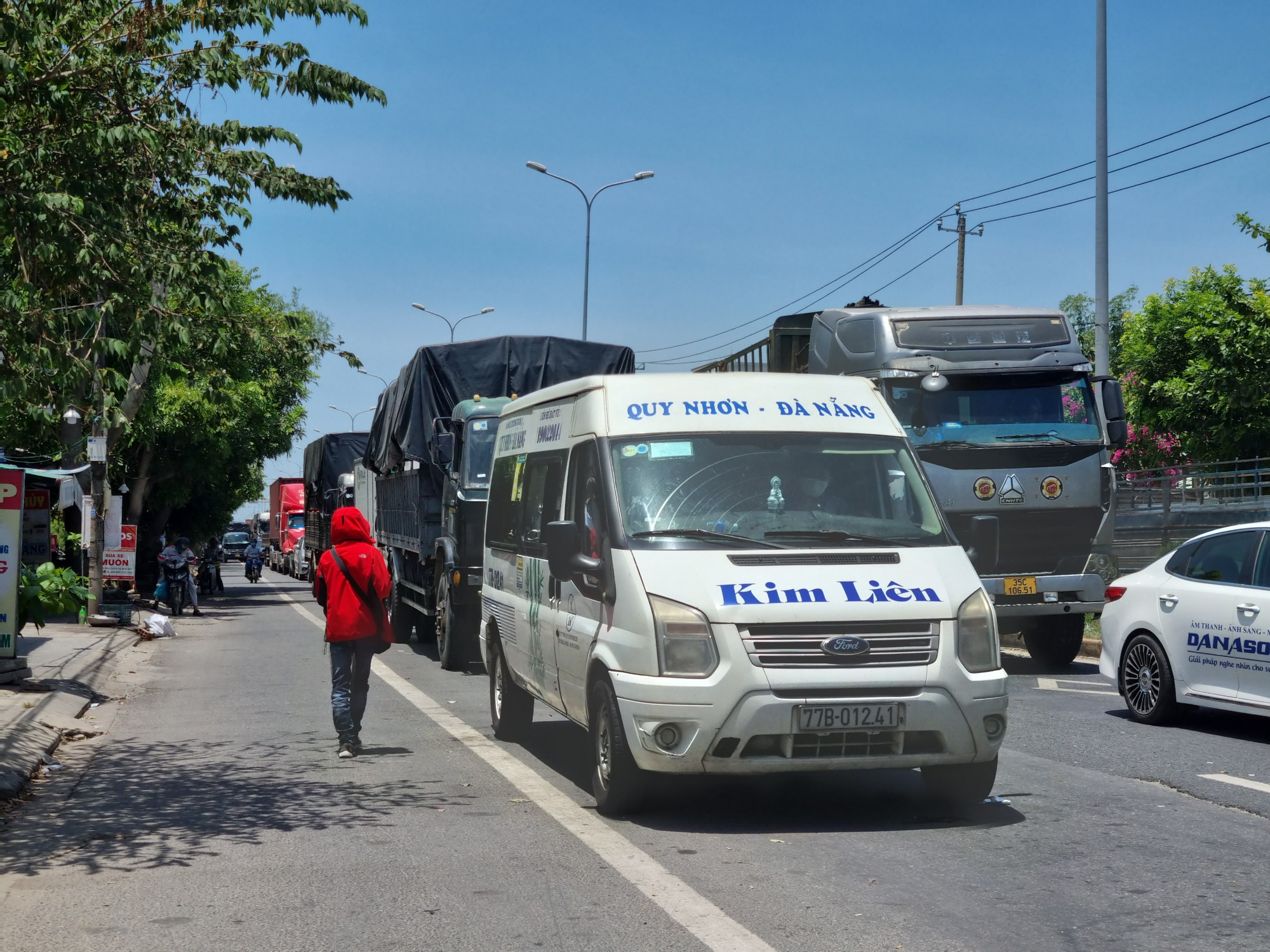 Ùn tắc ở chốt kiểm soát dịch TP Đà Nẵng, CSGT  phơi nắng phân luồng - Ảnh 1.