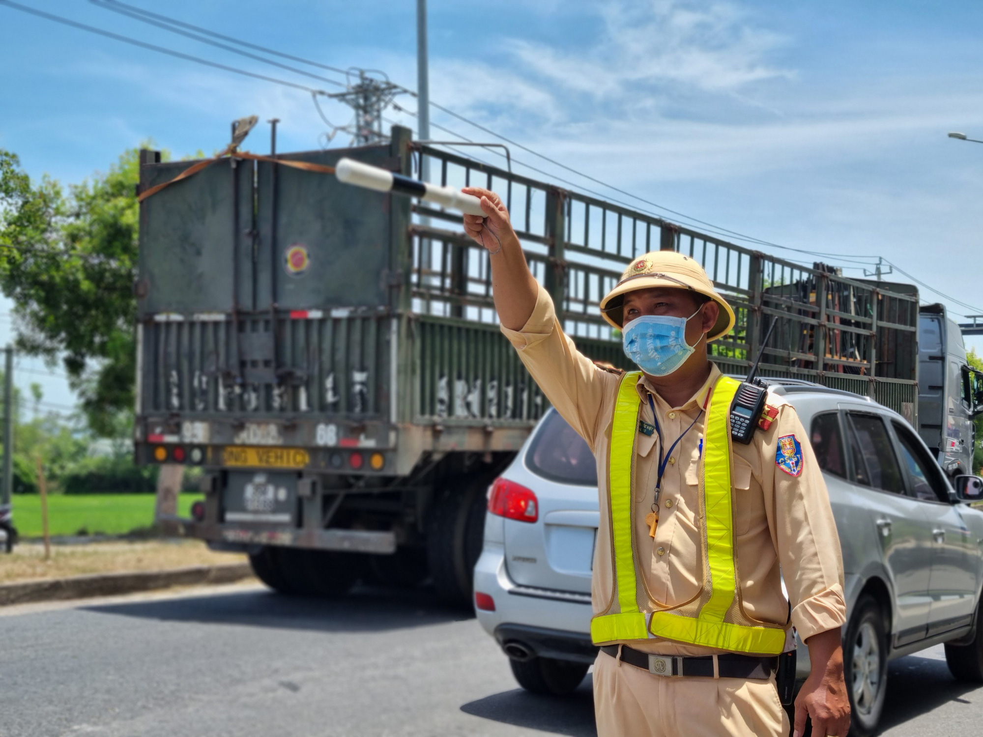 Ùn tắc ở chốt kiểm soát dịch TP Đà Nẵng, CSGT  phơi nắng phân luồng - Ảnh 6.