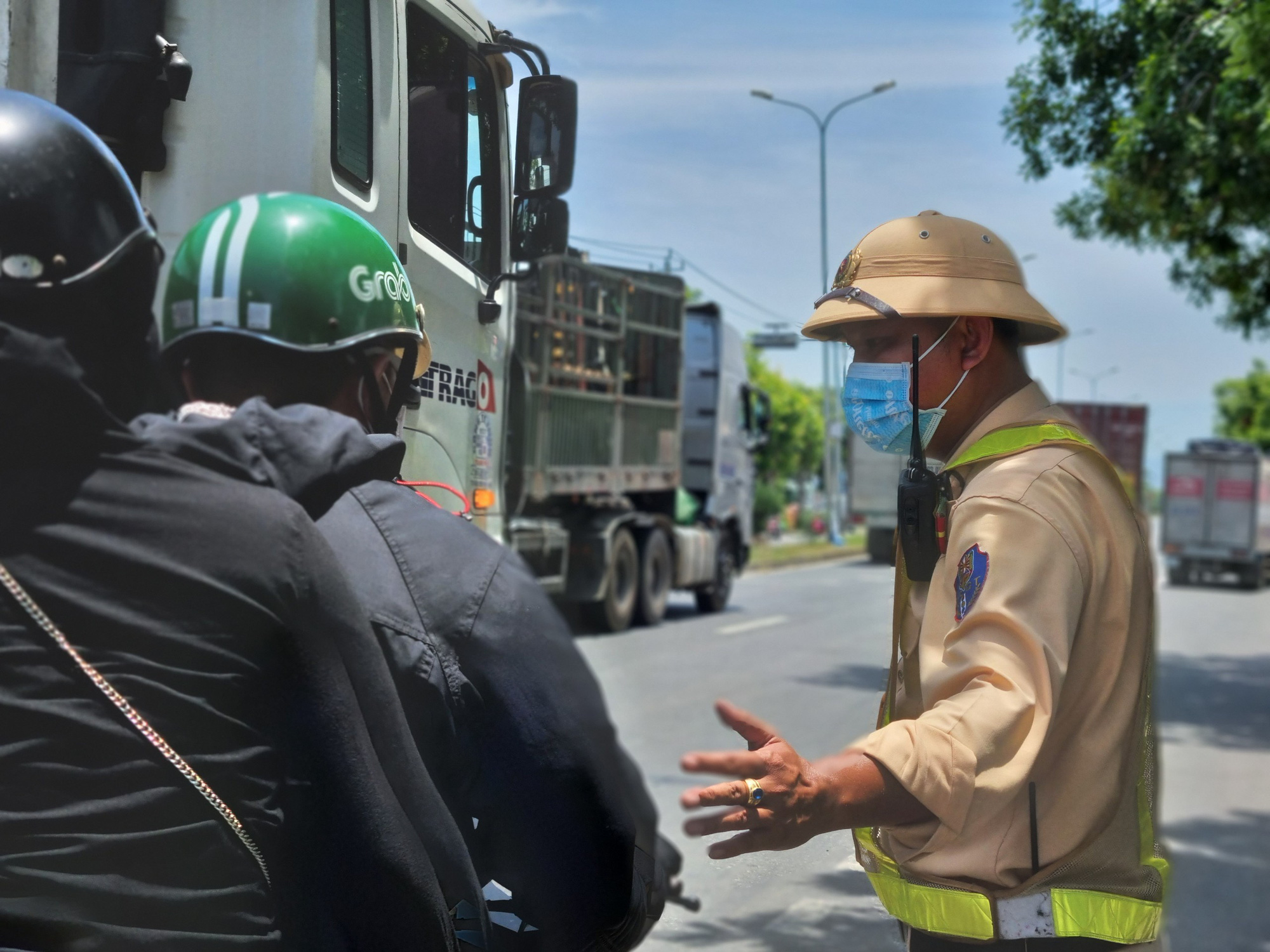 Ùn tắc ở chốt kiểm soát dịch TP Đà Nẵng, CSGT  phơi nắng phân luồng - Ảnh 4.