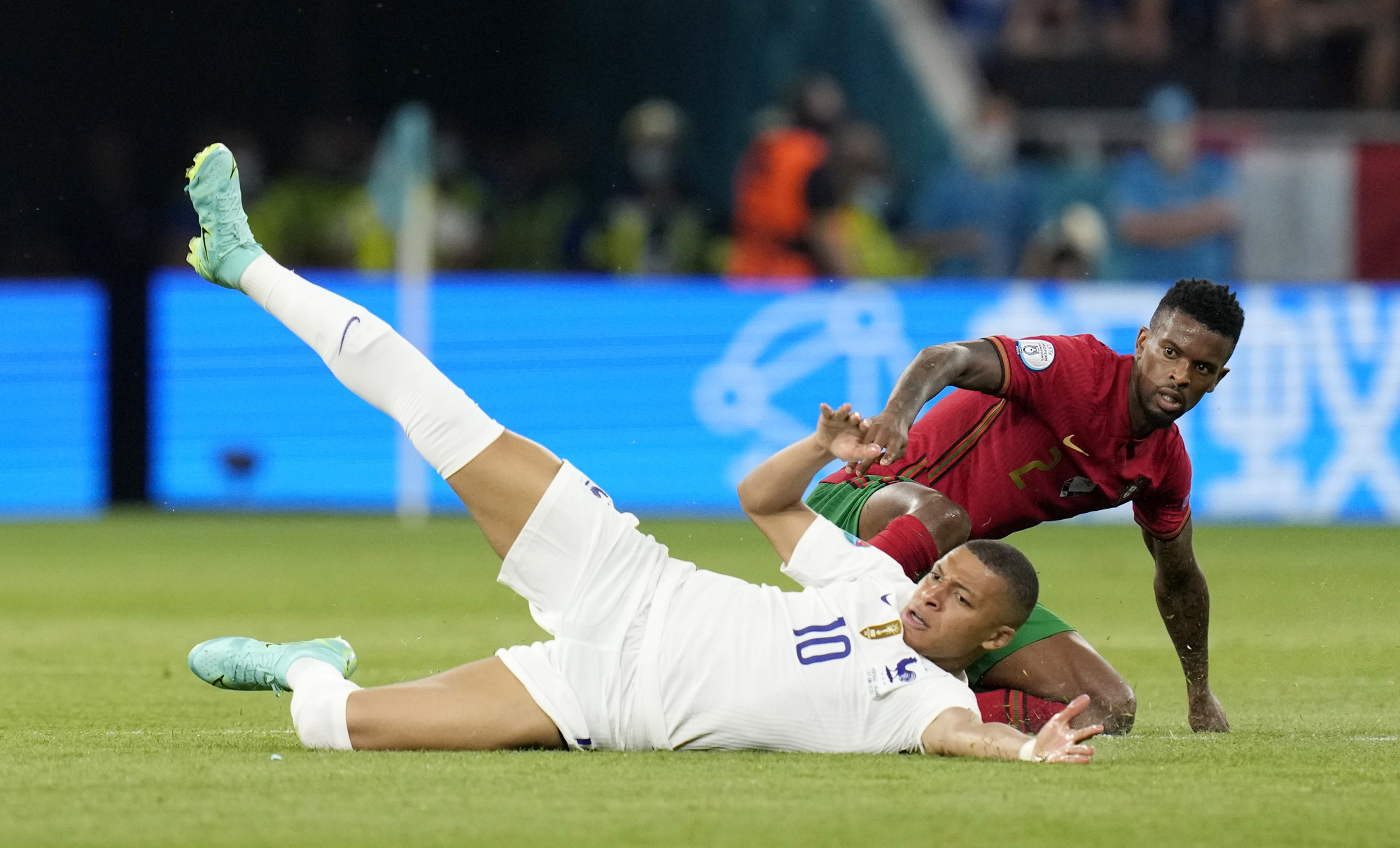 Ronaldo lập 3 kỷ lục, Bồ Đào Nha vào vòng 1/8 Euro 2020 chạm trán Bỉ - Ảnh 1.
