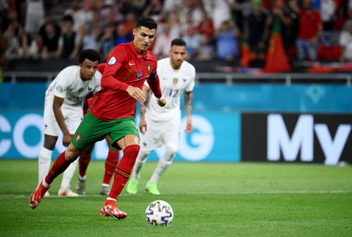 Đua dội bom, Ronaldo vượt mặt đàn em - Ảnh 1.