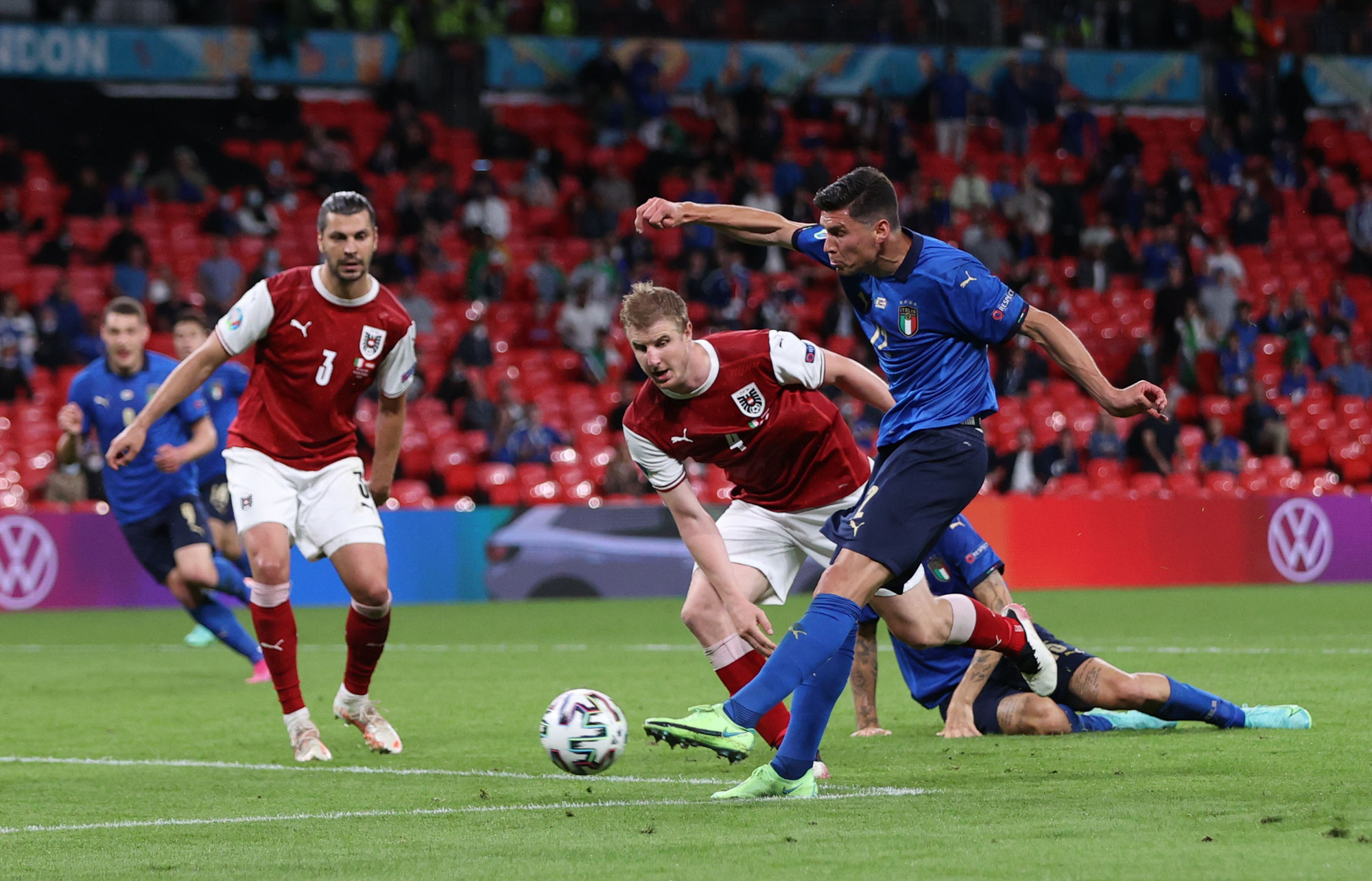 Tuyển Ý vào tứ kết Euro 2020 nhờ hai siêu phẩm bàn thắng - Ảnh 1.