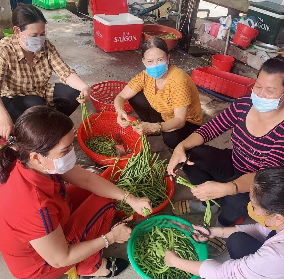 Ấm lòng những phần quà, suất cơm nghĩa tình tại khu vực phong tỏa - Ảnh 1.