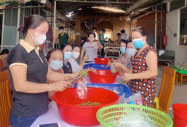 Ấm lòng những phần quà, suất cơm nghĩa tình tại khu vực phong tỏa - Ảnh 3.