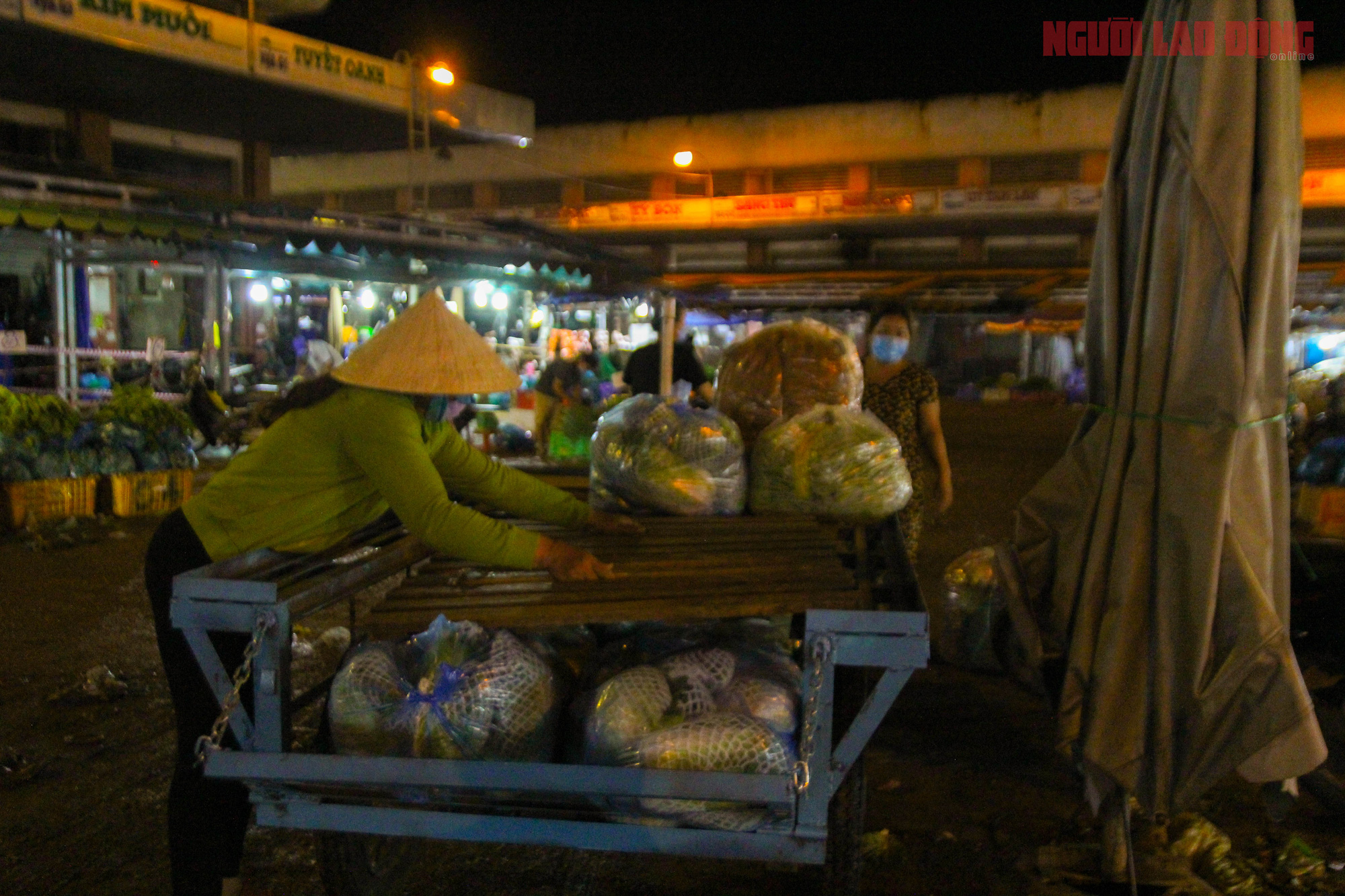 Chợ đầu mối Hóc Môn trước giờ tạm “đóng băng” - Ảnh 5.