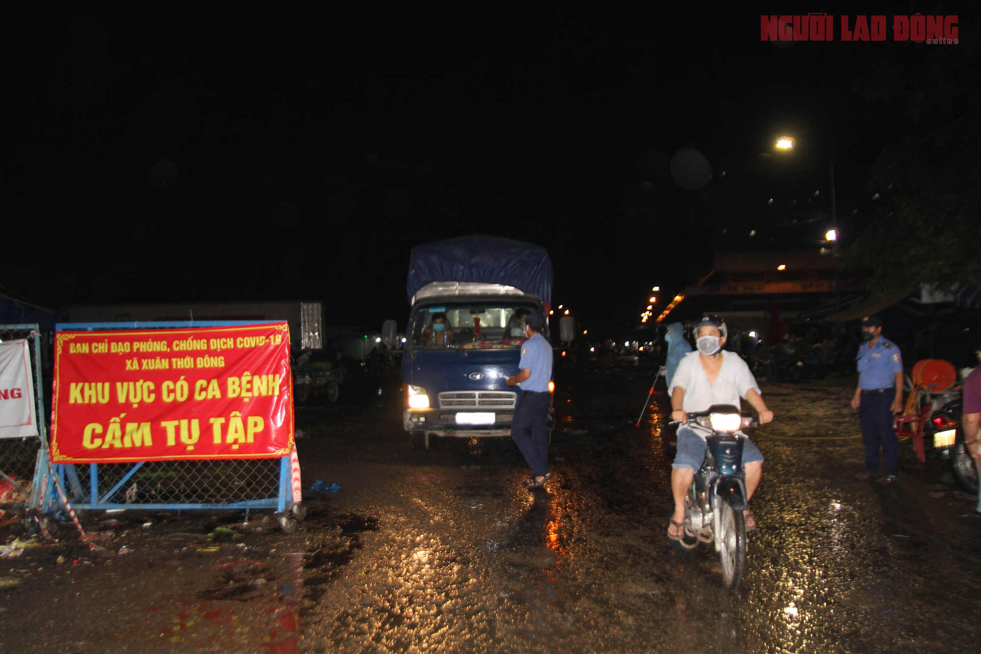 Chợ đầu mối Hóc Môn trước giờ tạm “đóng băng” - Ảnh 7.