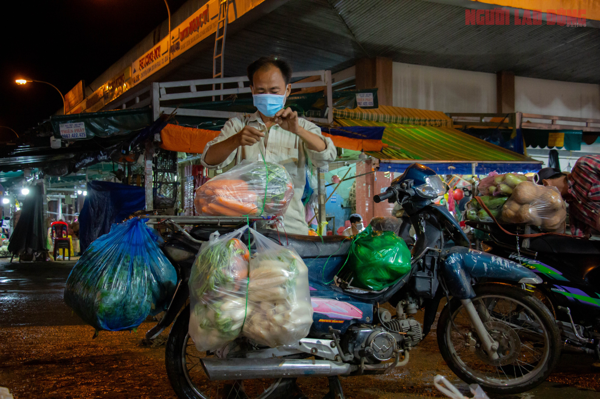 Chợ đầu mối Hóc Môn trước giờ tạm “đóng băng” - Ảnh 3.