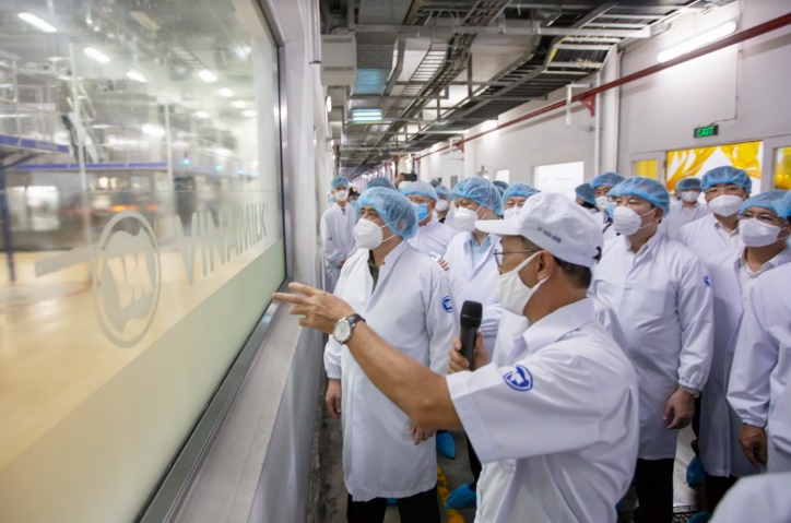 Thủ tướng đánh giá cao mô hình “vừa sản xuất, vừa chiến đấu” khi thăm siêu nhà máy sữa của Vinamilk - Báo Người lao động