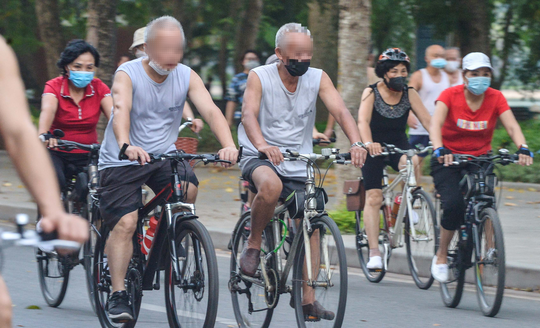 Cận cảnh hồ Gươm trở thành “trường đua” xe đạp cho người  tập thể dục buổi sáng - Ảnh 7.