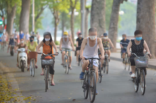 Cận cảnh hồ Gươm trở thành “trường đua” xe đạp cho người  tập thể dục buổi sáng - Ảnh 1.