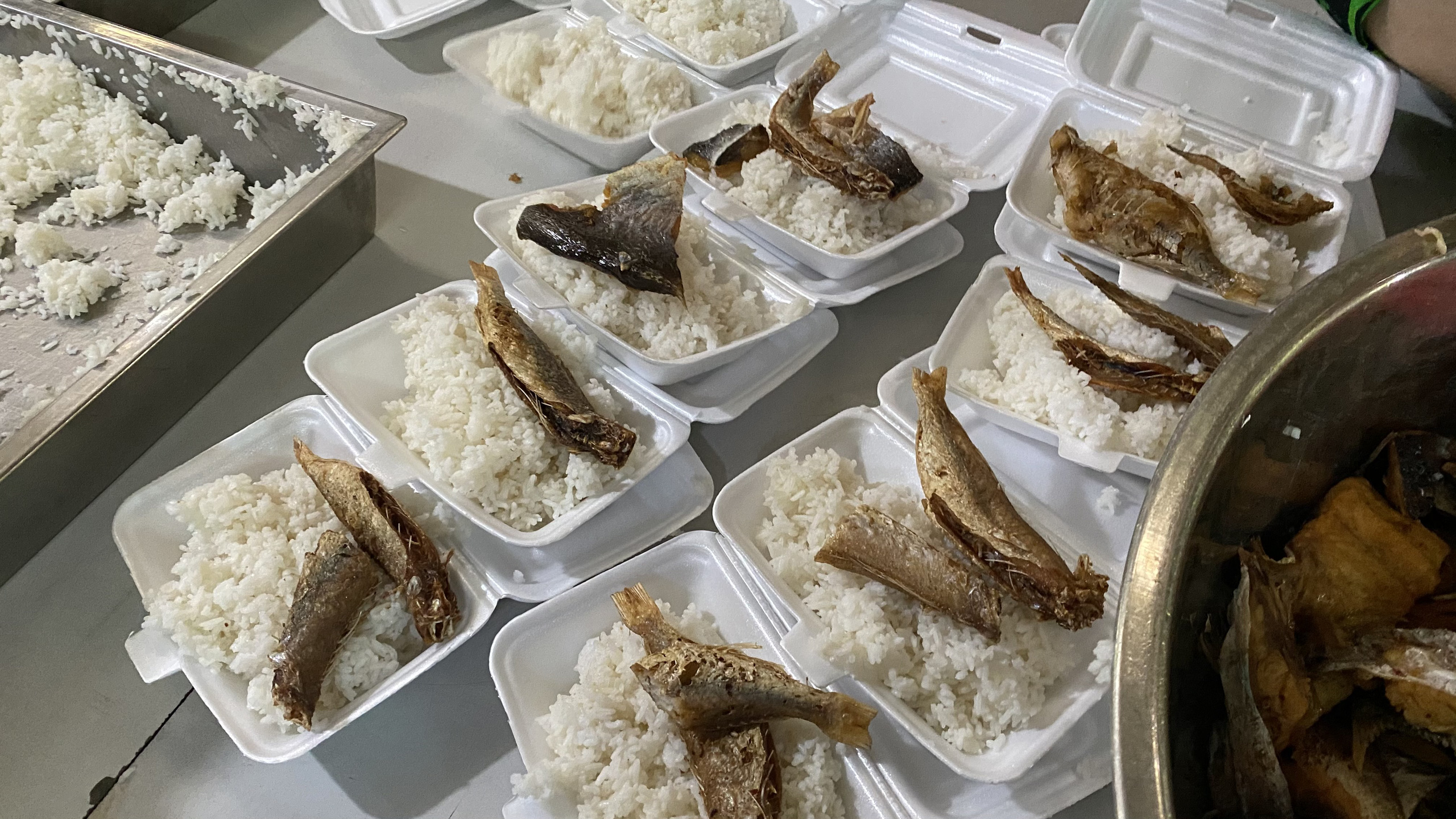 Người nghèo cùng nấu ngàn bữa cơm cho người nghèo ở TP HCM - Ảnh 6.