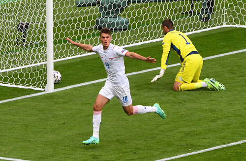 Sterling, Lukaku, Schick đua danh hiệu Vua phá lưới - Ảnh 1.