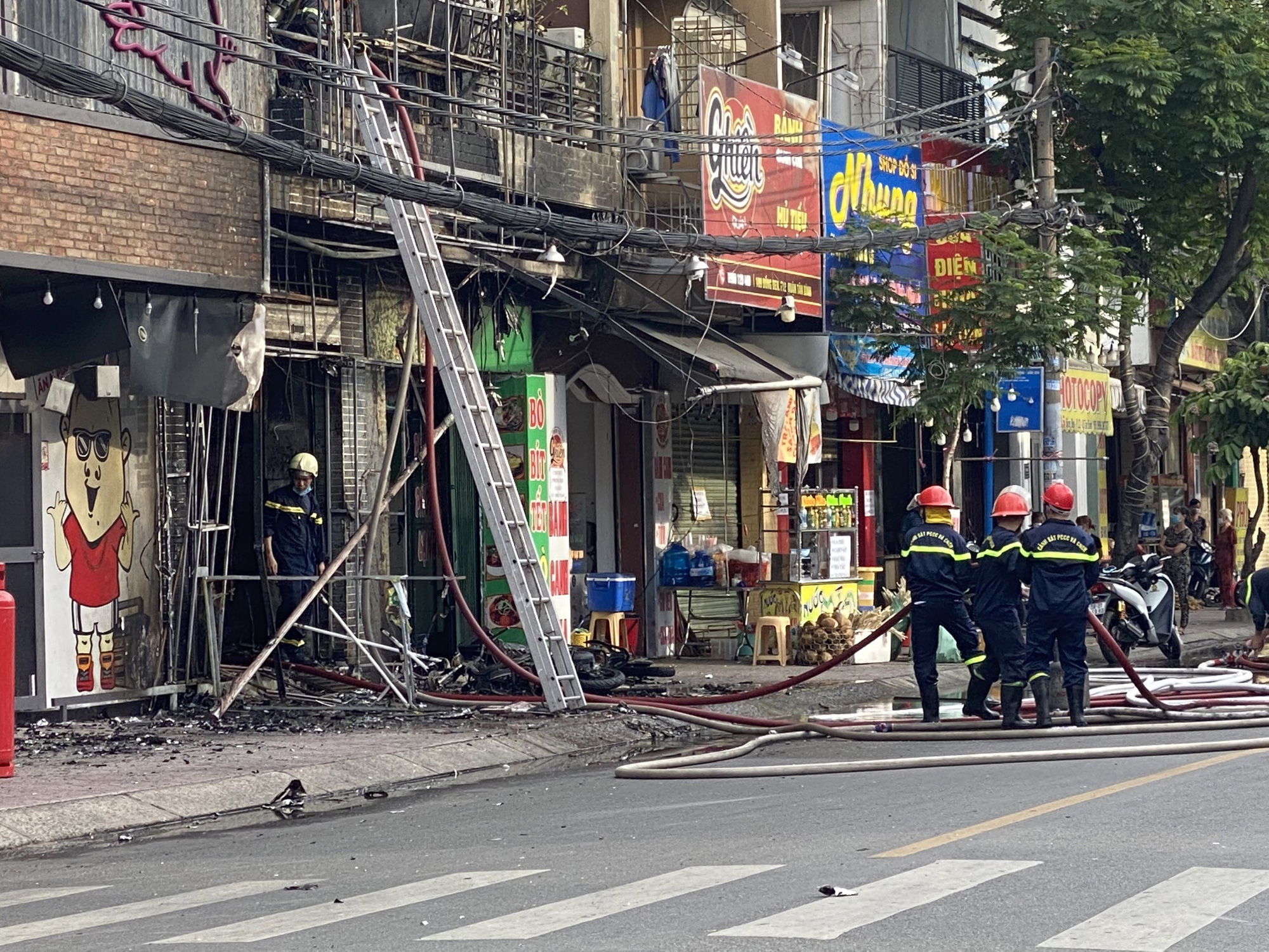 TP HCM là một thành phố phát triển năng động và đầy sôi động. Xem hình ảnh để khám phá vẻ đẹp của thành phố này và các địa điểm thú vị như Công viên 23/9, Công viên nước Đại Nam, hay Chợ Bến Thành.