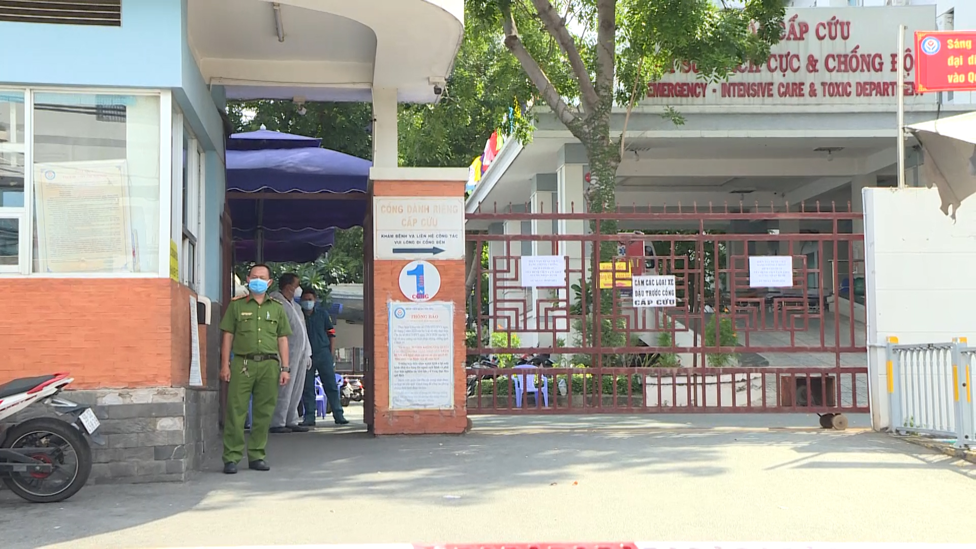 TP HCM: UBND quận Tân Phú tạm ngưng giao dịch trực tiếp, liên quan ca nghi mắc Covid-19 - Ảnh 1.