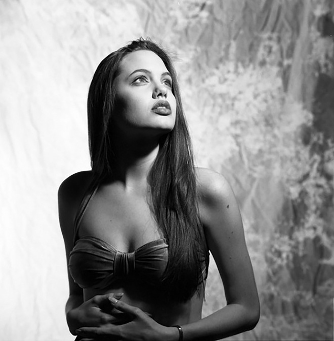 Angelina Jolie's flawless beauty in her youth - Photo 7.