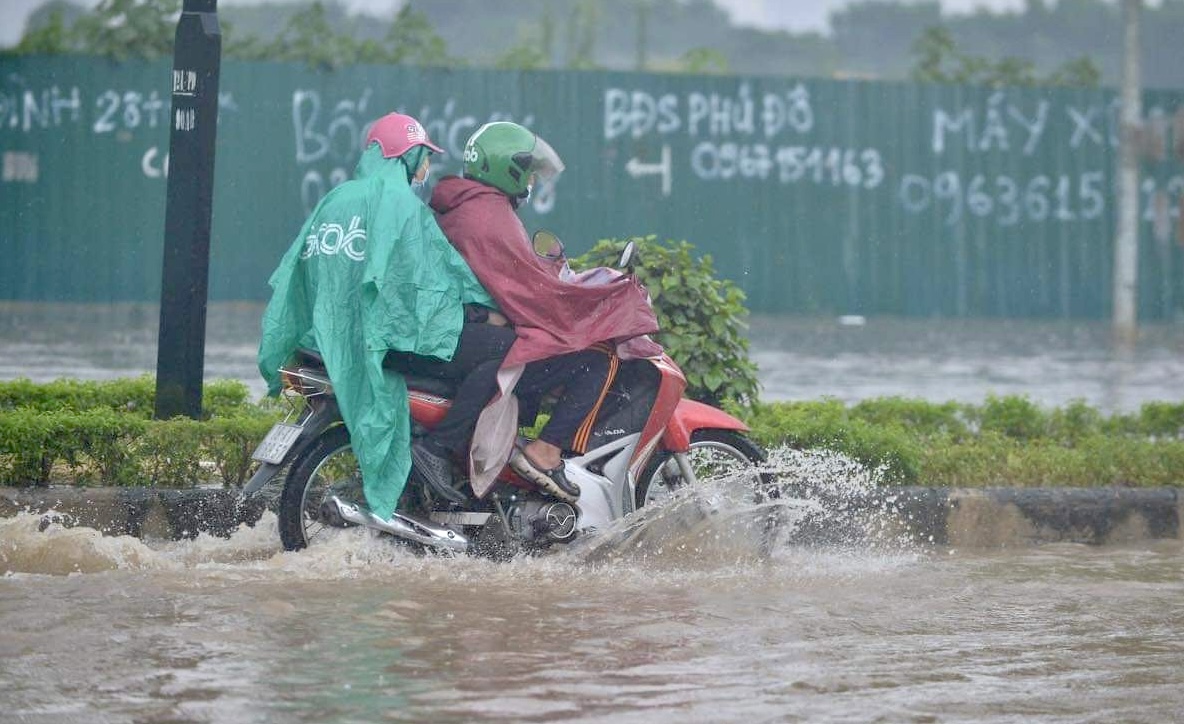 Đầu giờ chiều 7-6, bầu trời Hà Nội bỗng xám xịt kèm mưa lớn - Ảnh 9.