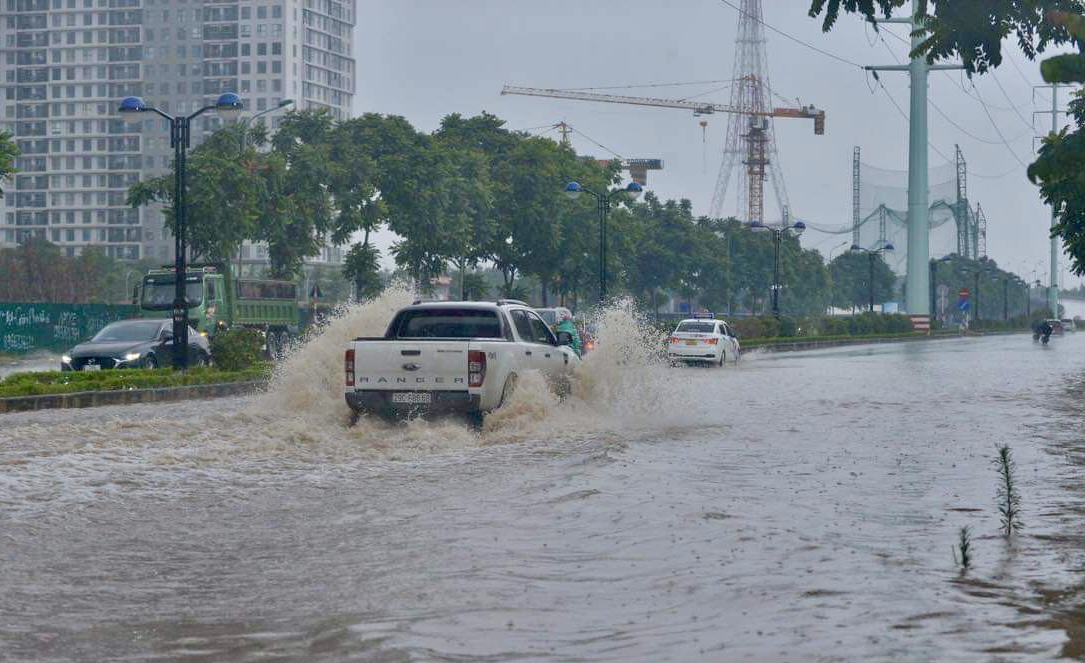 Đầu giờ chiều 7-6, bầu trời Hà Nội bỗng xám xịt kèm mưa lớn - Ảnh 5.