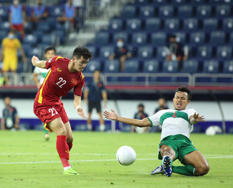 Chiến thắng với tỷ số 1-0 giúp cho tuyển Việt Nam giành lợi thế trong cuộc đua giành tấm vé dự World Cup. Hãy xem thêm hình ảnh của các cầu thủ đầy năng lượng và quyết tâm để chiến thắng!