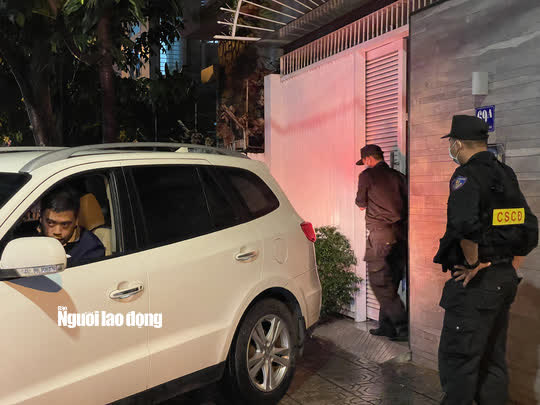NÓNG: Những hình ảnh bắt tạm giam 2 nguyên Chủ tịch UBND tỉnh Khánh Hòa - Ảnh 12.