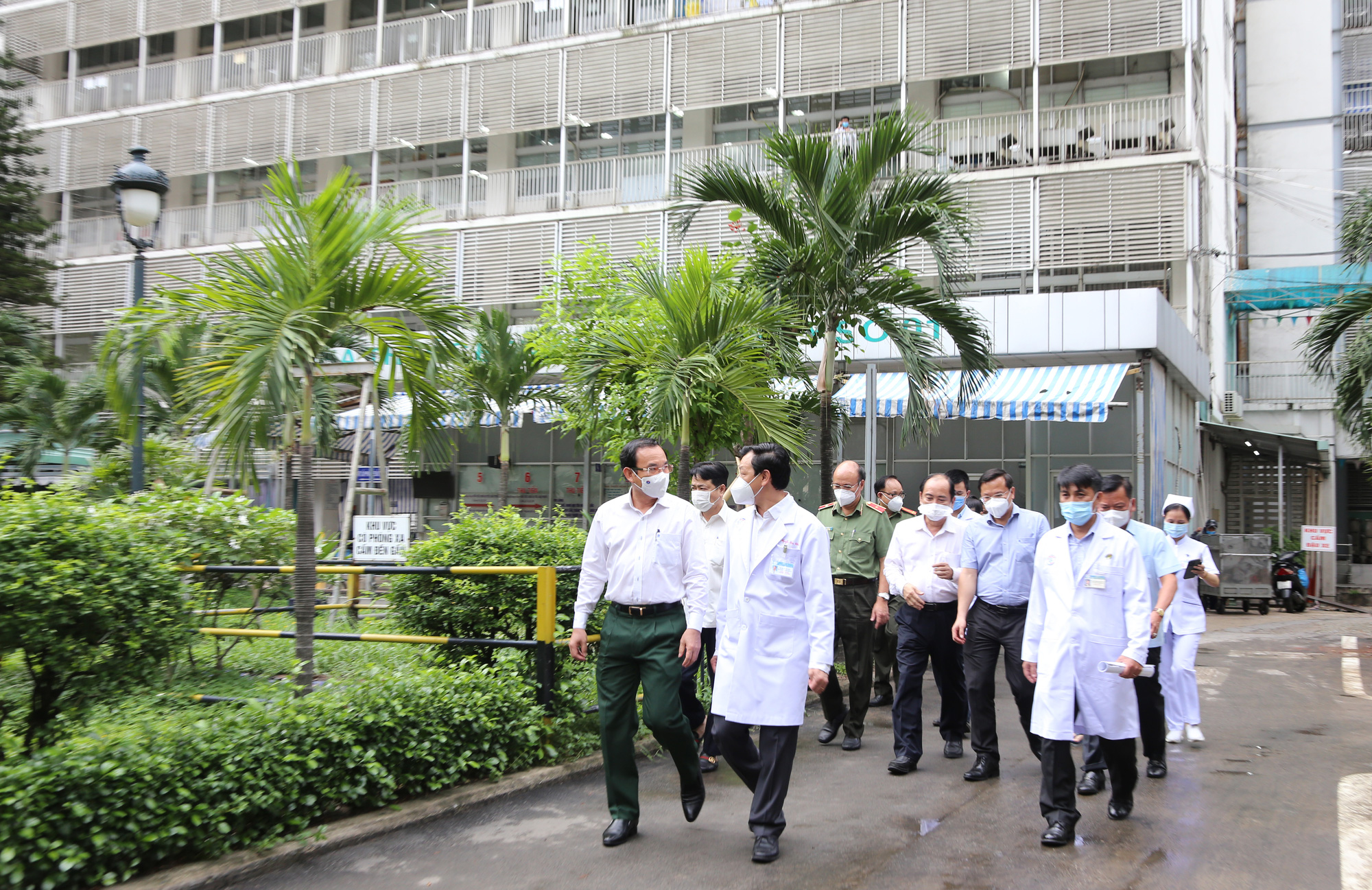 Secretary of the Ho Chi Minh City Party Committee Nguyen Van Nen visits a police officer with severe Covid-19 - Photo 2. Secretary of the Ho Chi Minh City Party Committee Nguyen Van Nen visits a police officer with severe Covid-19 - Photo 2.