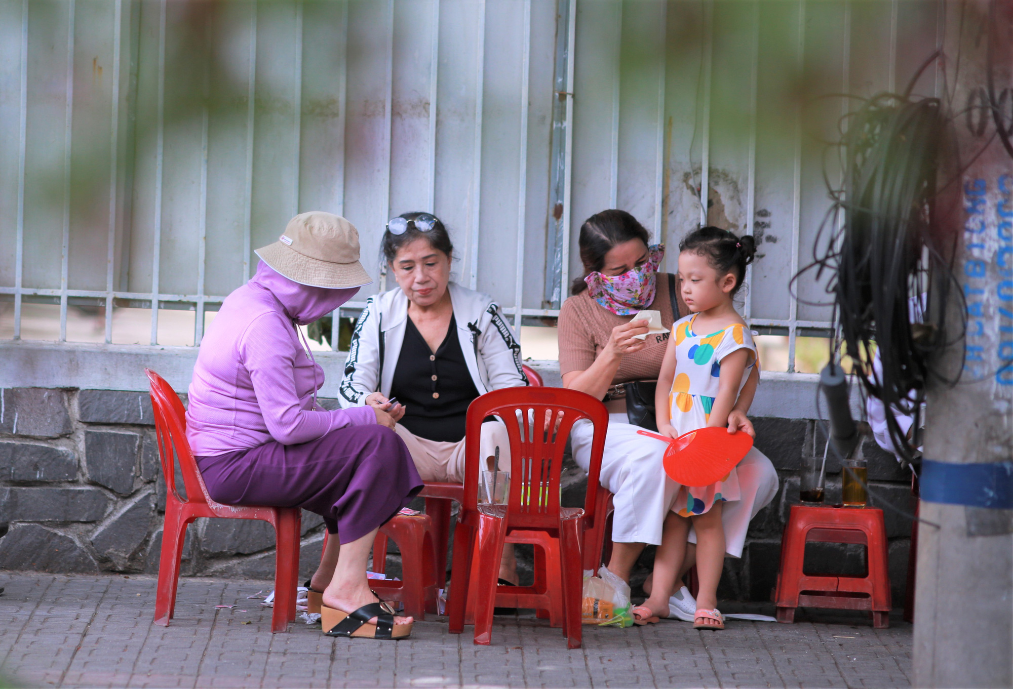 Người Đà Nẵng trong ngày hàng quán, bãi tắm được mở cửa trở lại - Ảnh 5.