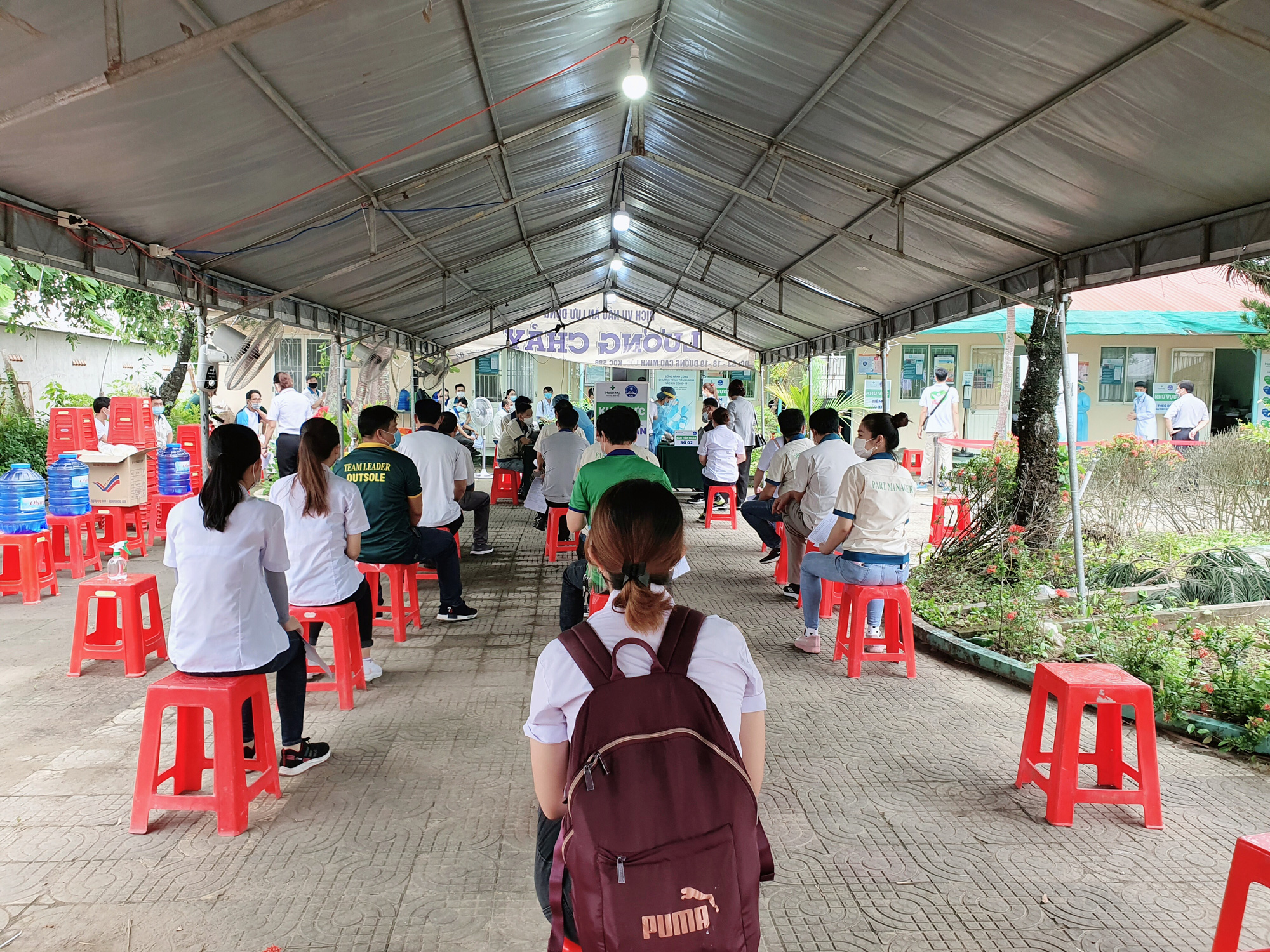 Chùm ảnh: Một bệnh viện ở Cần Thơ bắt đầu tiêm vắc-xin cho 1.800 công nhân - Ảnh 2.