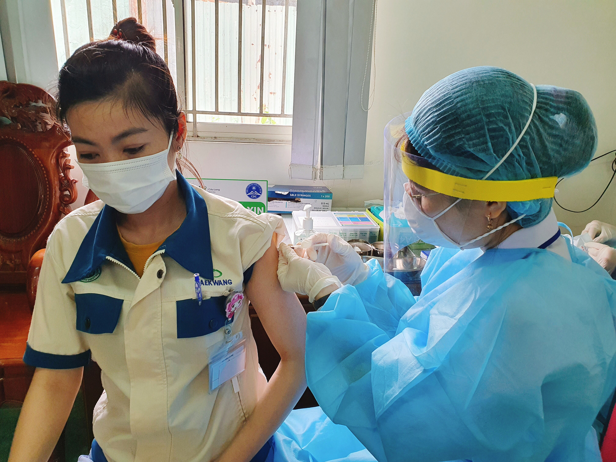 Chùm ảnh: Một bệnh viện ở Cần Thơ bắt đầu tiêm vắc-xin cho 1.800 công nhân - Ảnh 13.