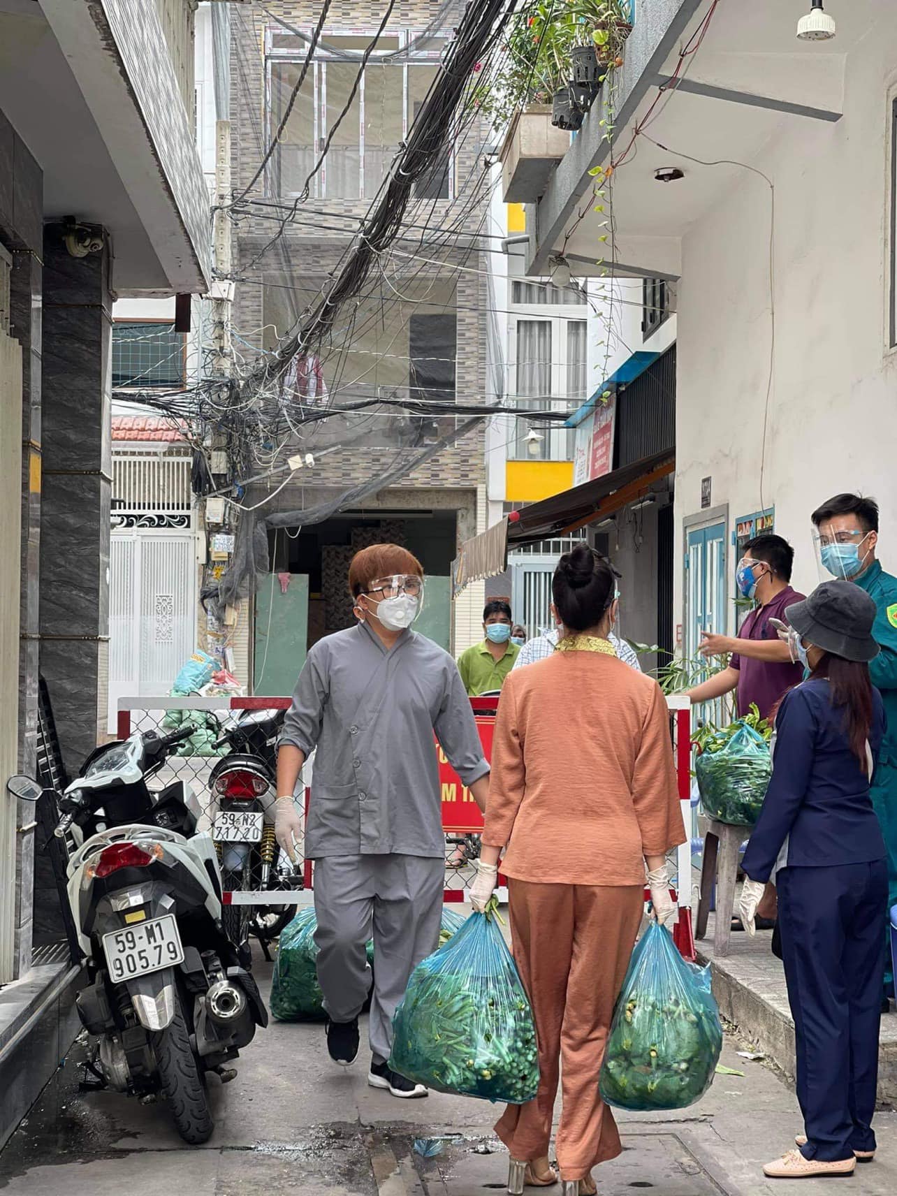 Dai Nghia និង Nhat Kim Anh រវល់ផ្ញើបន្លែ និងអង្ករដល់ជនក្រីក្រ - រូបថត ៥. Đại Nghĩa, Nhật Kim Anh tất bật gửi rau, gạo cho người nghèo - Ảnh 5.