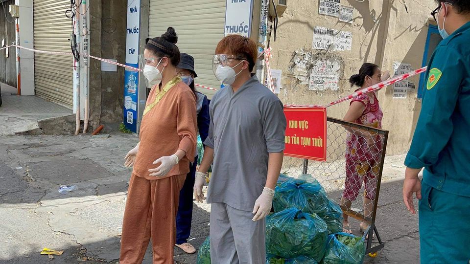 Dai Nghia និង Nhat Kim Anh រវល់ផ្ញើបន្លែ និងអង្ករទៅជនក្រីក្រ - រូបថត ៤. Đại Nghĩa, Nhật Kim Anh tất bật gửi rau, gạo cho người nghèo - Ảnh 4.