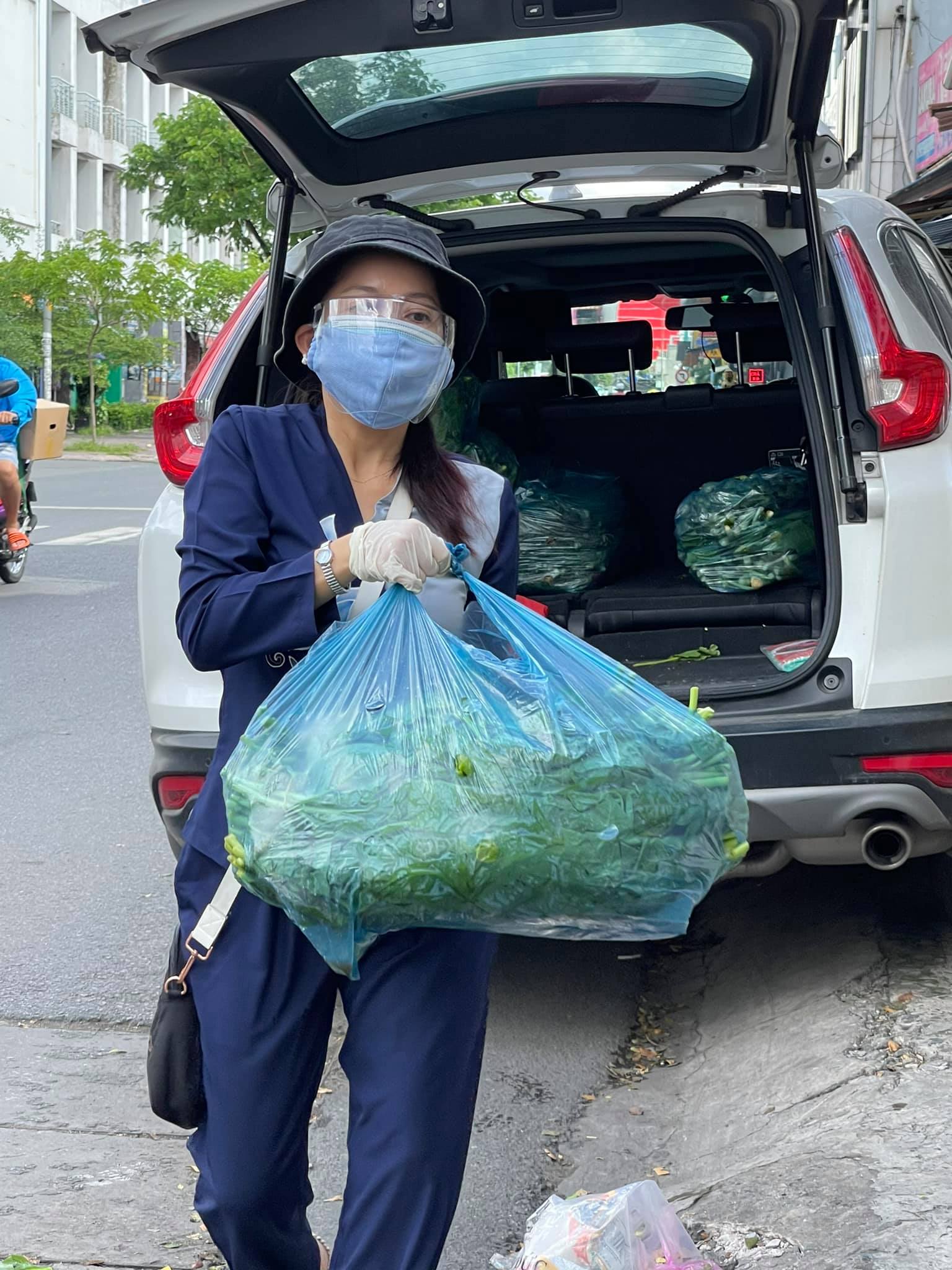 Dai Nghia និង Nhat Kim Anh រវល់ផ្ញើបន្លែ និងអង្ករដល់ជនក្រីក្រ - រូបថត ៣. Đại Nghĩa, Nhật Kim Anh tất bật gửi rau, gạo cho người nghèo - Ảnh 3.