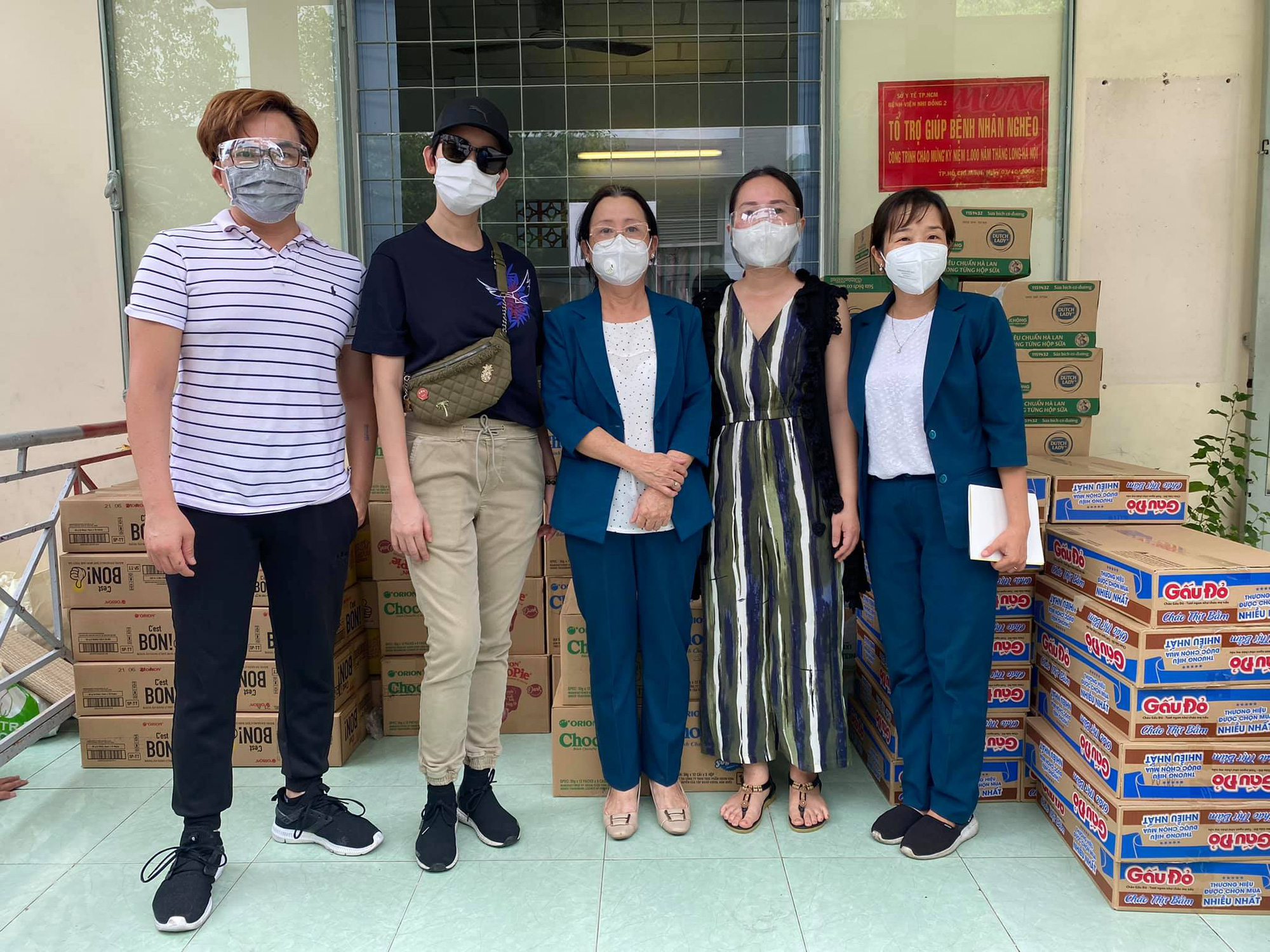 Dai Nghia និង Nhat Kim Anh រវល់ផ្ញើបន្លែ និងអង្ករដល់ជនក្រីក្រ - រូបថត ៦. Đại Nghĩa, Nhật Kim Anh tất bật gửi rau, gạo cho người nghèo - Ảnh 6.