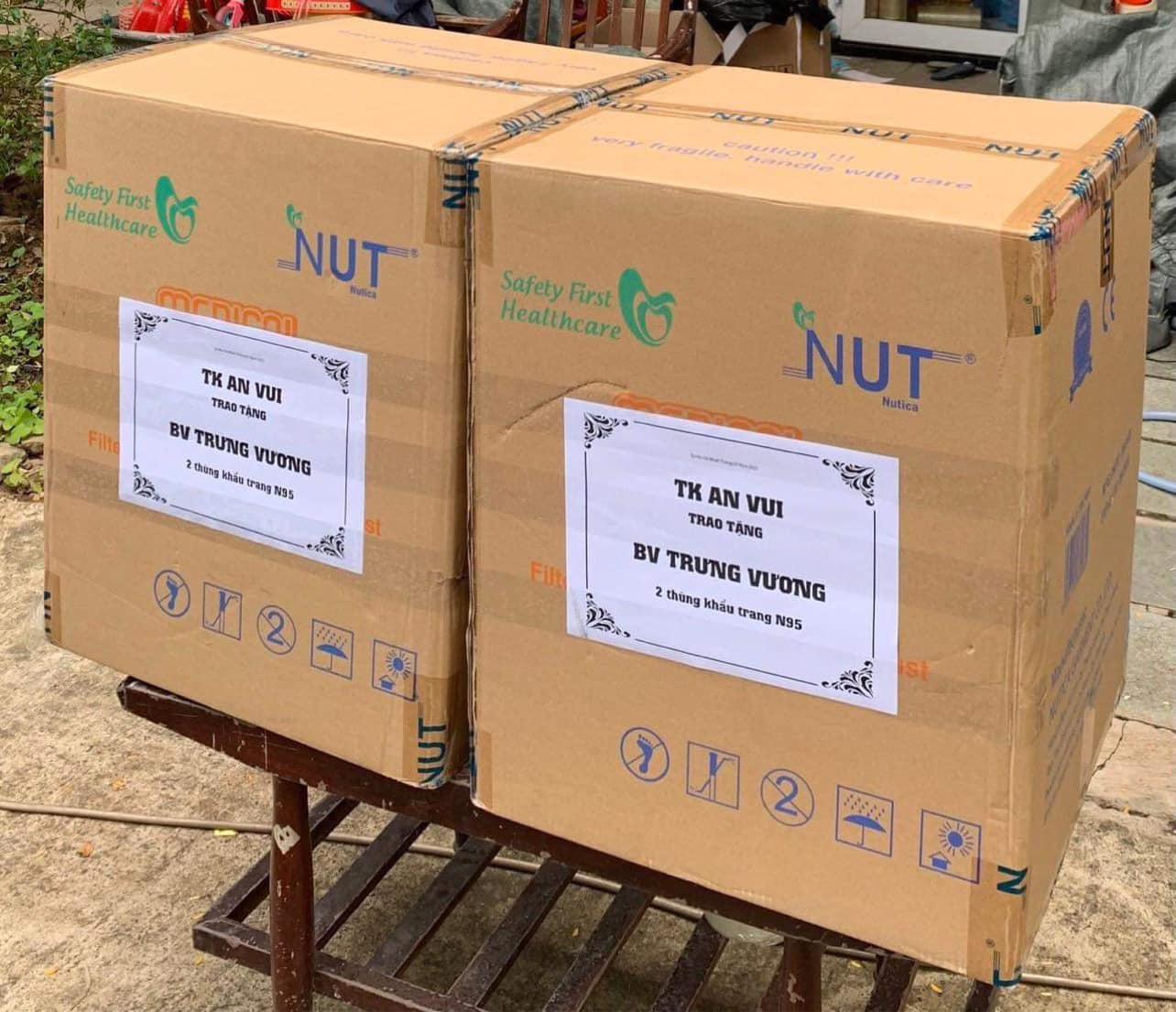 Dai Nghia និង Nhat Kim Anh រវល់ផ្ញើបន្លែ និងអង្ករដល់ជនក្រីក្រ - រូបថត ២. Đại Nghĩa, Nhật Kim Anh tất bật gửi rau, gạo cho người nghèo - Ảnh 2.