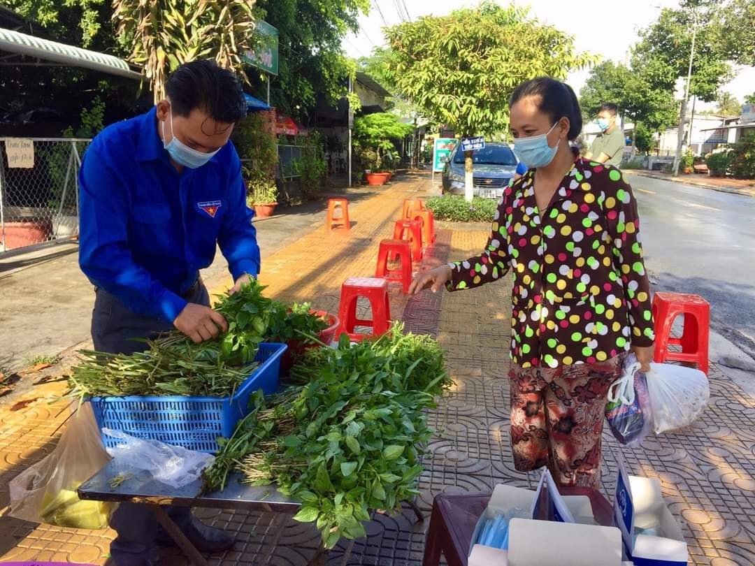 Nhiều gian hàng 0 đồng ấm lòng người nghèo mùa dịch - Ảnh 10.