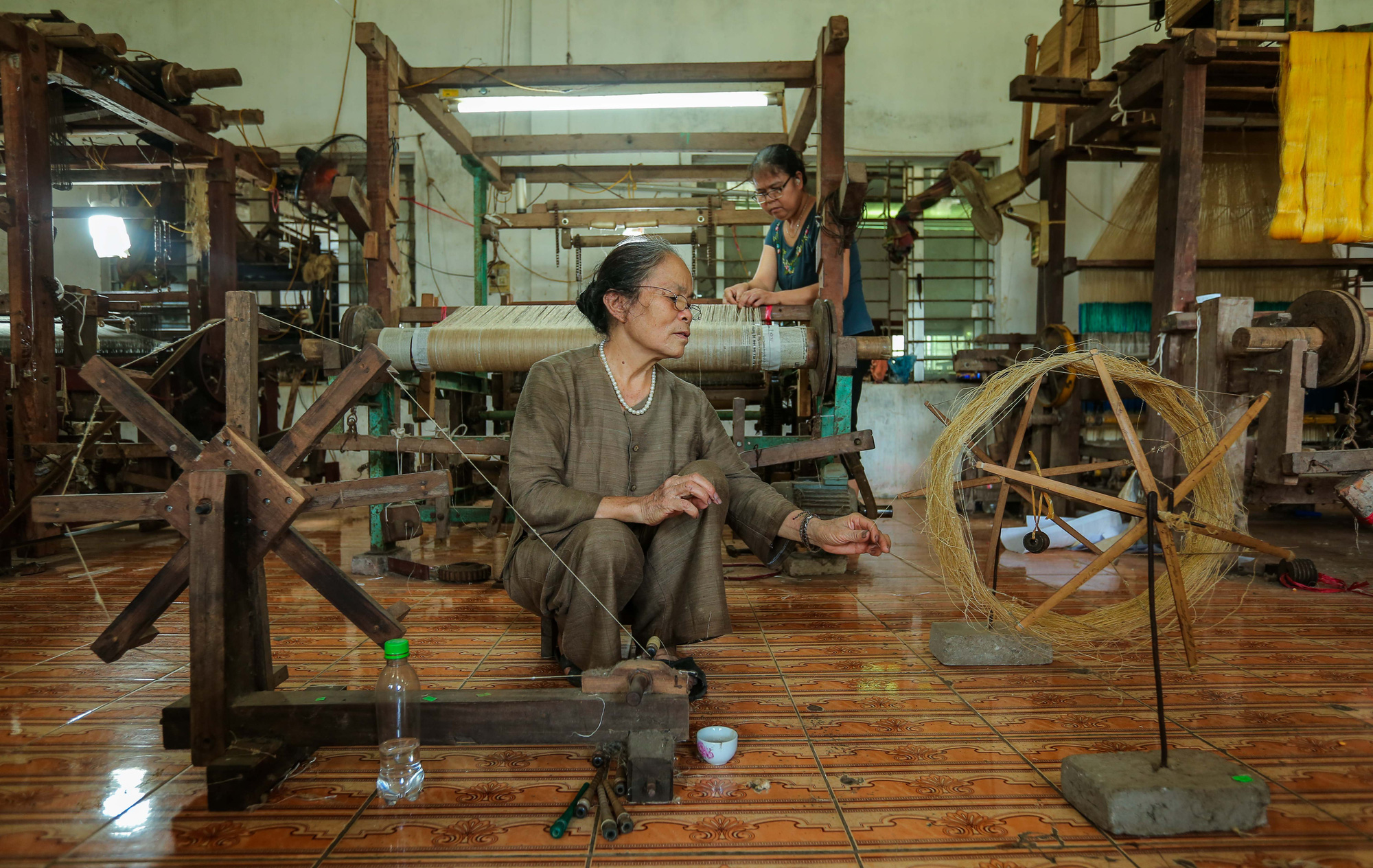 Chiêm ngưỡng các công đoạn dệt lụa bằng tơ sen độc đáo ở Việt Nam - Ảnh 9.