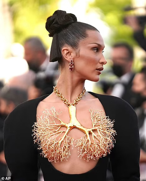 Siêu mẫu Bella Hadid lấy vàng... che ngực trần - Ảnh 3.