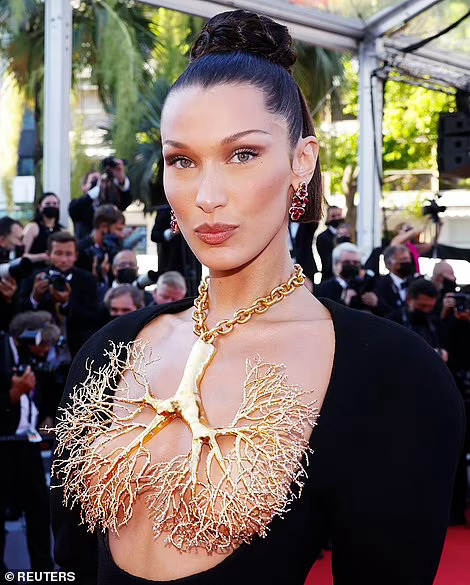 Supermodel Bella Hadid uses gold... to cover her bare chest - Photo 4.