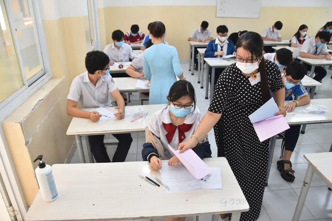 Ồn ào đáp án ngữ văn, thí sinh có bị thiệt thòi? - Ảnh 1. Ồn ào đáp án ngữ văn, thí sinh có bị thiệt thòi? - Ảnh 1.