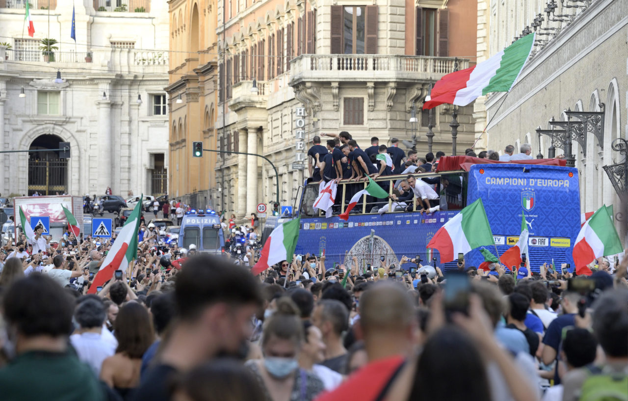 Ngày về vinh quy bái tổ của tuyển Ý sau chức vô địch Euro 2020 - Ảnh 15.