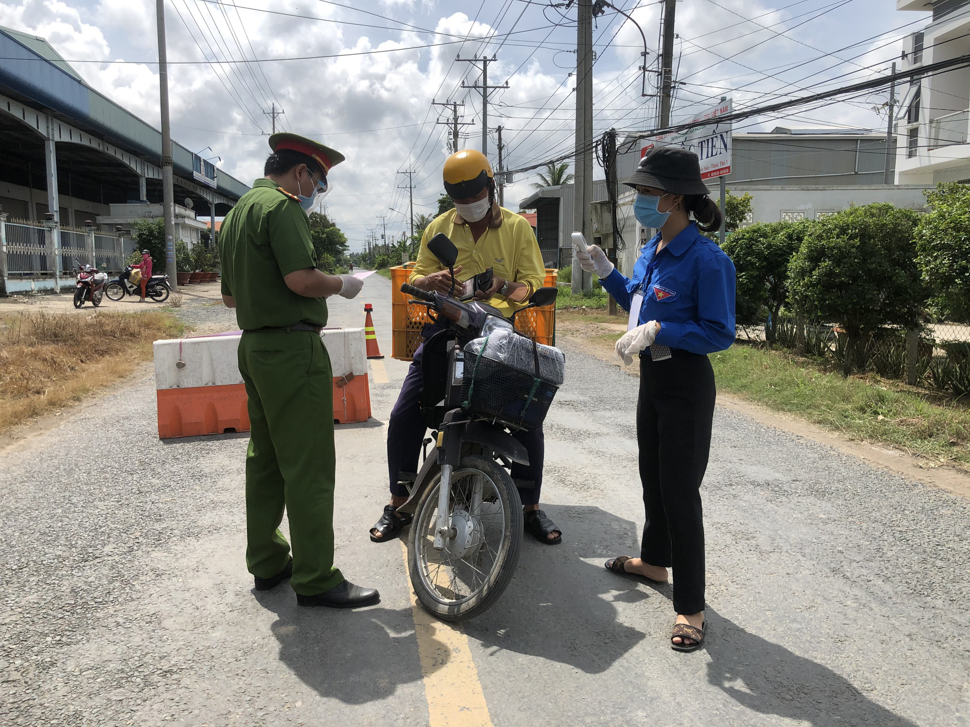 Tân Bí thư Hậu Giang kiểm tra thực tế, 7 địa phương khẩn trương dập dịch Covid-19 - Ảnh 5.