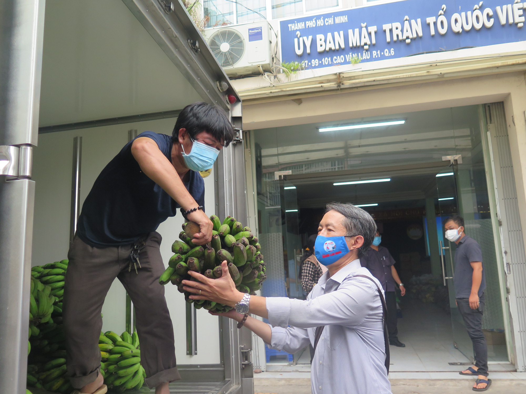 Chương trình Thực phẩm miễn phí cùng cả nước chống dịch đến với người dân quận 6, TP HCM - Ảnh 4.